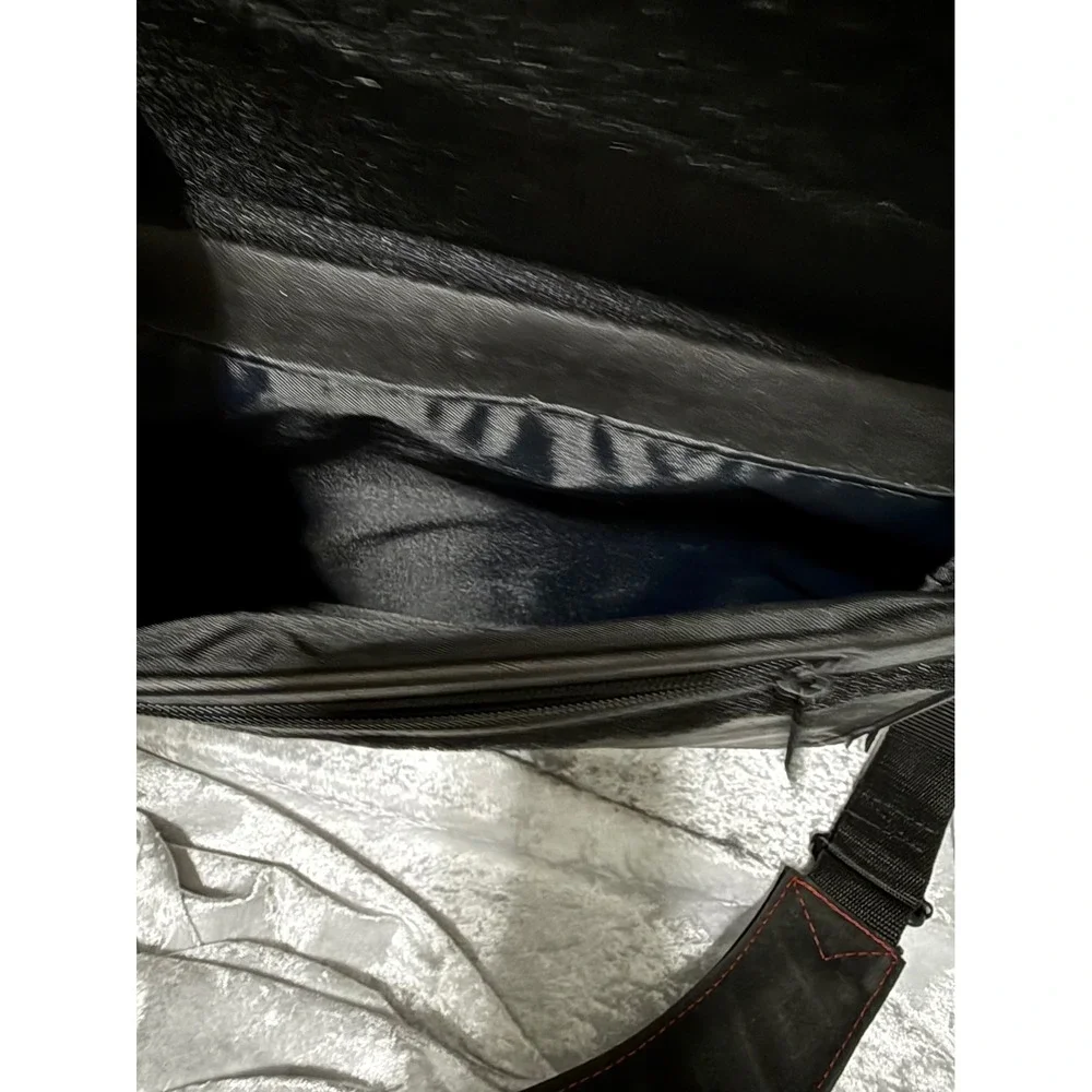 Targus‎ Black Leather Laptop Messenger Bag Red Stitching Tech Case Carry Strap